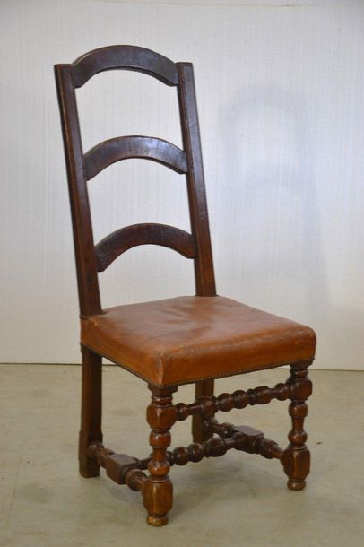 Chaise en noyer à dossier à trois bandeaux,...