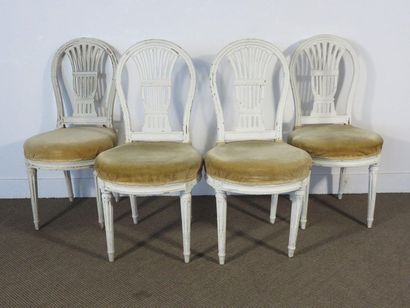 Suite de quatre chaises en bois relaqué blanc,...
