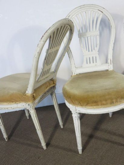 Suite de quatre chaises en bois relaqué blanc,...