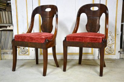 Paire de chaises en acajou et placage d’acajou....