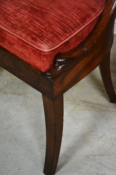 Paire de chaises en acajou et placage d’acajou....
