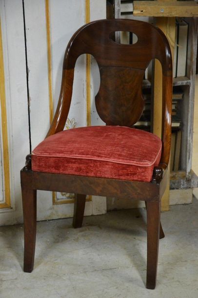 Paire de chaises en acajou et placage d’acajou....