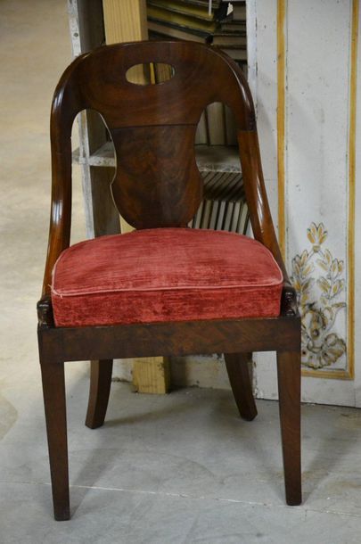 Paire de chaises en acajou et placage d’acajou....