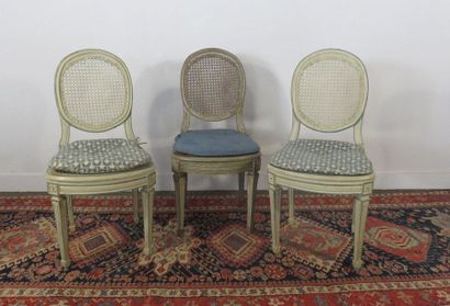 Suite de trois chaises en bois laqué crème,...