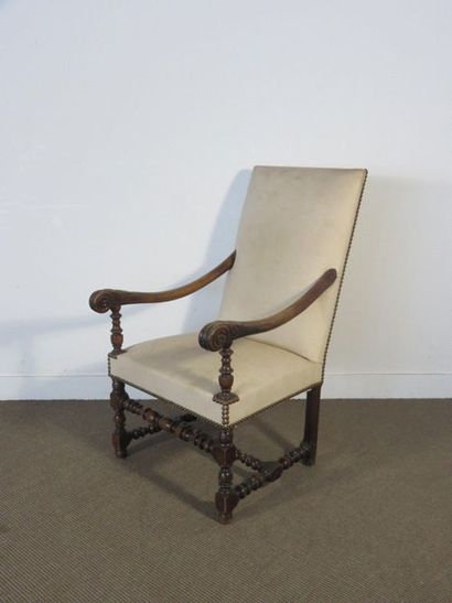Important fauteuil en noyer, dossier rectangulaire...