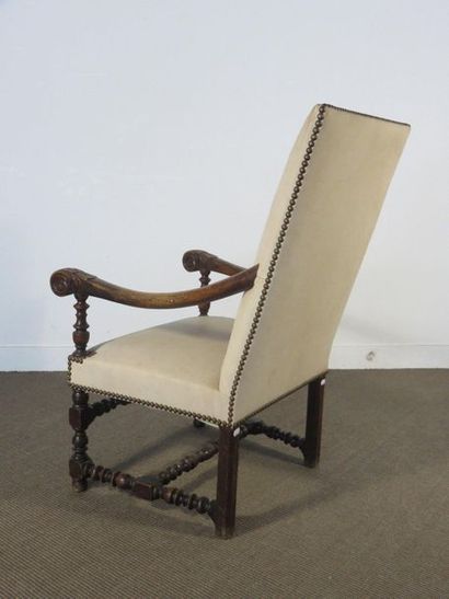 Important fauteuil en noyer, dossier rectangulaire...