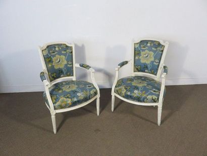 Paire de fauteuils en bois relaqué blanc...
