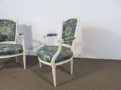 Paire de fauteuils en bois relaqué blanc...