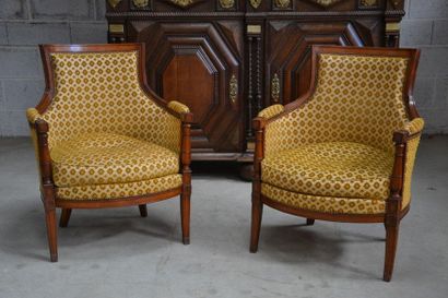 Paire de bergères en merisier mouluré. Dossier...
