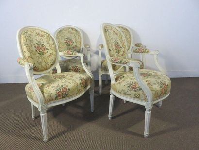 Suite de quatre fauteuils en bois relaqué...