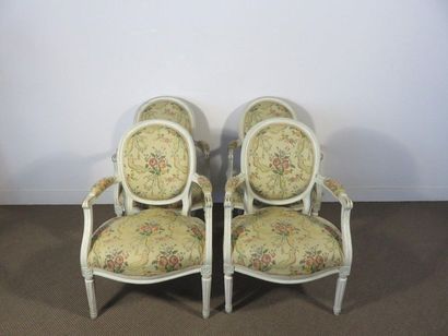 Suite de quatre fauteuils en bois relaqué...