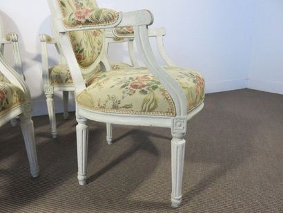 Suite de quatre fauteuils en bois relaqué...