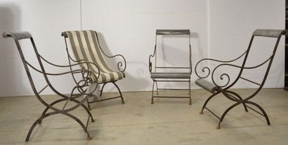 Suite de quatre fauteuils en métal patiné,...