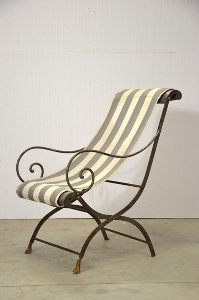 Suite de quatre fauteuils en métal patiné,...
