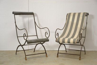 Suite de quatre fauteuils en métal patiné,...
