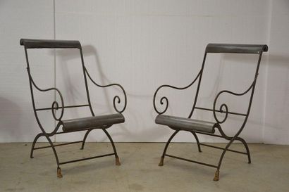 Suite de quatre fauteuils en métal patiné,...