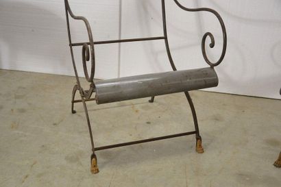 Suite de quatre fauteuils en métal patiné,...