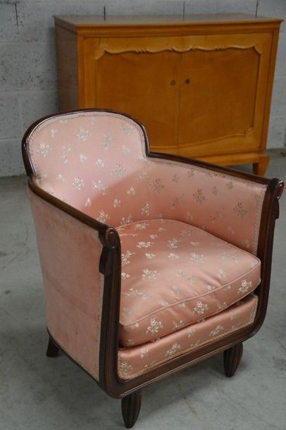 Paire de fauteuils en hêtre teinté acajou....