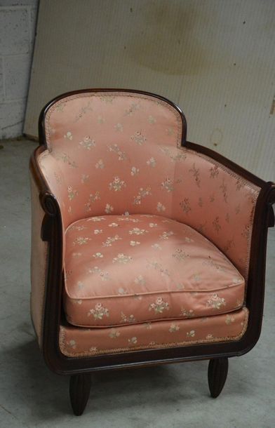 Paire de fauteuils en hêtre teinté acajou....
