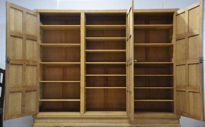 Cabinet de travail en chêne comprenant un...
