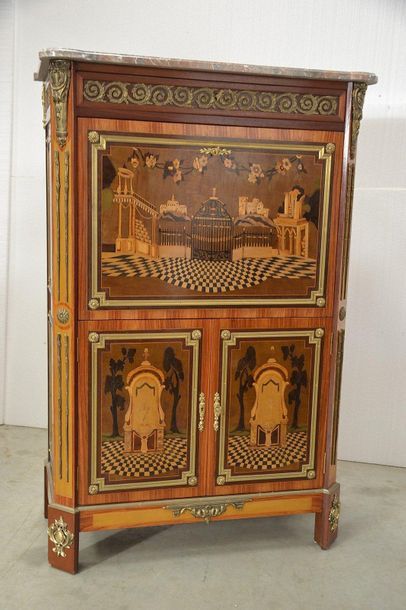 Secrétaire en marqueterie sur fond de sycomore...
