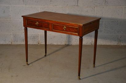 Petit bureau plat de dame en acajou et placage...