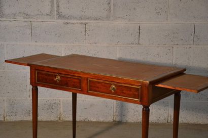Petit bureau plat de dame en acajou et placage...