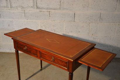 Petit bureau plat de dame en acajou et placage...