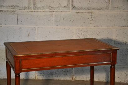 Petit bureau plat de dame en acajou et placage...