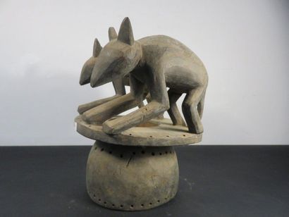 COIFFE surmounted by two animals, hyenas?...