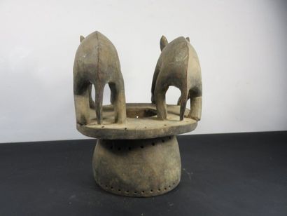 COIFFE surmounted by two animals, hyenas?...