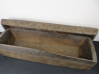 BOX. Wood with a patina of use, beautiful...