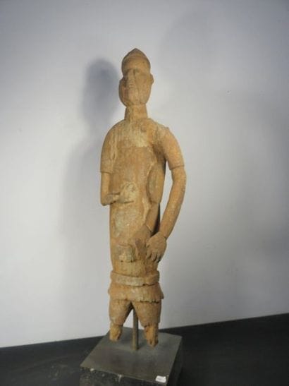 STATUS. Wood covered with laterite, holds...