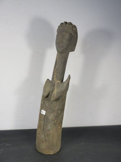 STATUETTE-POTEAU female. Wood with a dark...