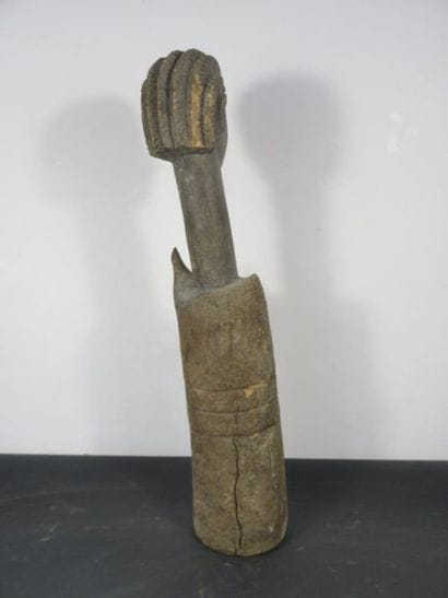 STATUETTE-POTEAU female. Wood with a dark...