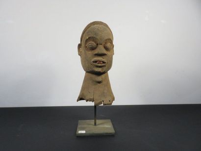 HEAD of a large statue. Wood patina of laterite,...