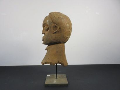 HEAD of a large statue. Wood patina of laterite,...