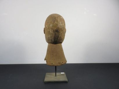 HEAD of a large statue. Wood patina of laterite,...