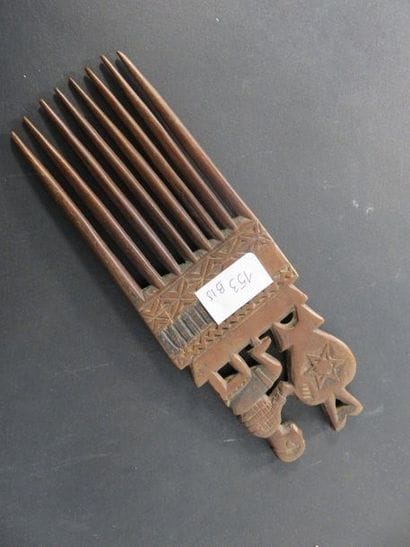 Eight-toothed PEIGNE. Patinated wood. Carved...
