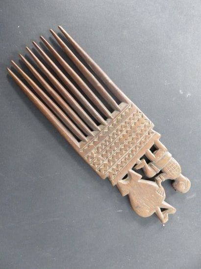 Eight-toothed PEIGNE. Patinated wood. Carved...