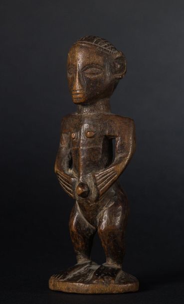 MALE STATUETTE. Wood with a shiny brown patina....
