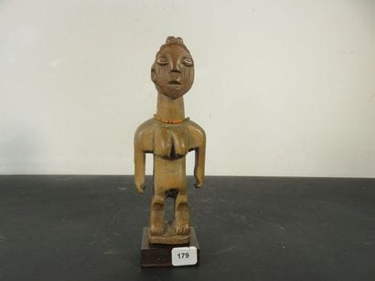 Female STATUS. Wood, light patina. Necklace...