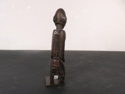 MALE STATUS. Wood, brown patina. Crack. Burkina-Faso....