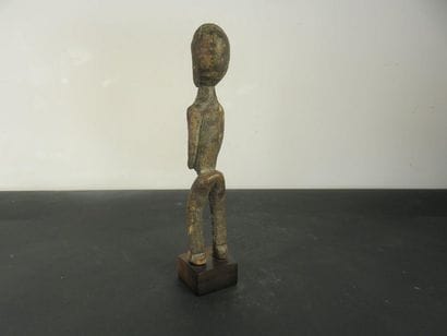 MALE STATUS. Wood, thick crusty patina. Burkina...
