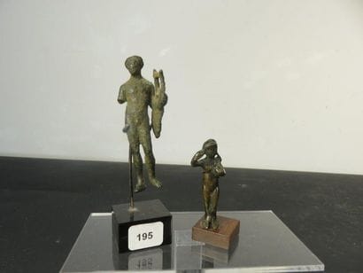STATUETTE. Bronze. Personnage tenant une...