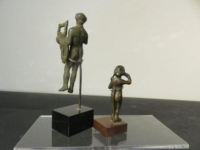 STATUETTE. Bronze. Personnage tenant une...