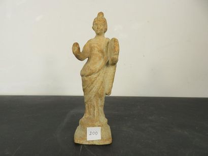 STATUETTE. Terre cuite. Divinité debout,...
