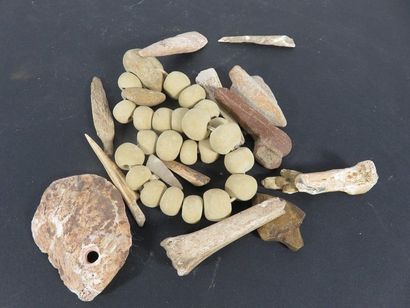 PETIT COLLIER composé de vingt-cinq perles...