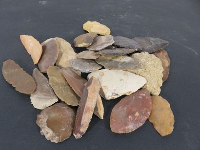 LOT : Environ VINGT TROIS PETITS GRATTOIRS,...