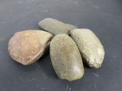 QUATRE PETITES HACHES polies. Long approx....